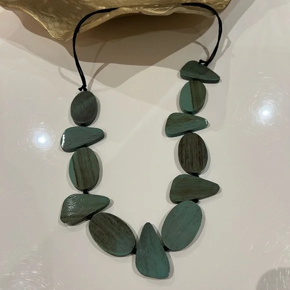 Modern chic statement necklace - Picture 4 of 4